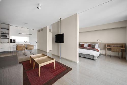 布宜诺斯艾利斯Design Apart的一间卧室设有一张床和一间客厅。