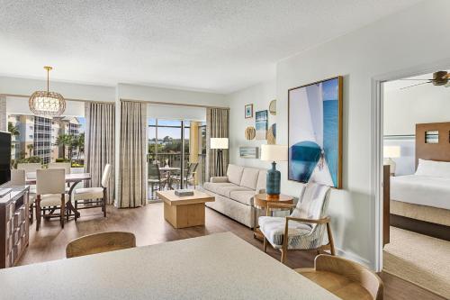 巴拿马城海滩湾角传奇边缘万豪酒店的客厅设有卧室和客厅。