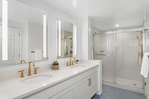 巴拿马城海滩湾角传奇边缘万豪酒店的白色的浴室设有2个盥洗盆和淋浴。