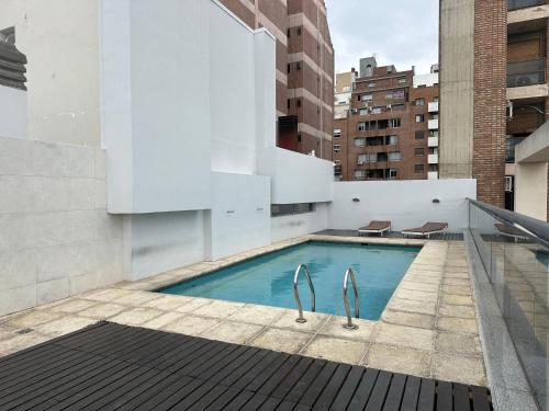 科尔多瓦Dpto Paraná - Piscina, calefacción y aire acond的建筑物一侧的游泳池