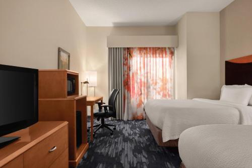 图珀洛图珀洛菲尔弗茵德万豪酒店的酒店客房设有两张床和一台平面电视。
