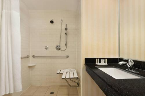 图珀洛图珀洛菲尔弗茵德万豪酒店的一间带水槽和淋浴的浴室