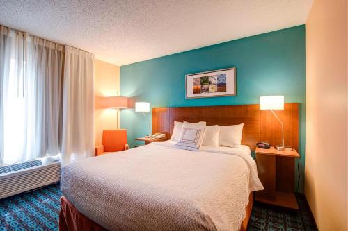 绿湾格林湾西南万豪费尔菲尔德酒店的酒店客房设有床和窗户。