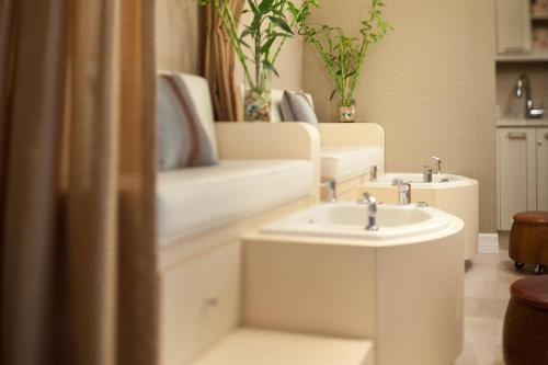 帕诺滩劳德代尔堡万豪帕诺海滩度假酒店&Spa的一间带水槽和镜子的浴室