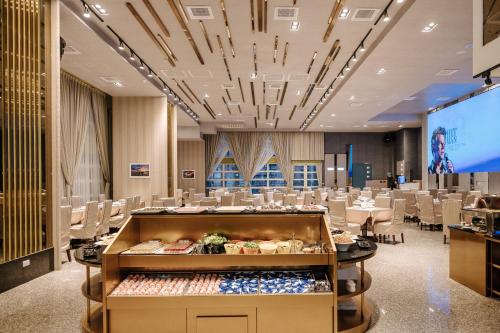 礁溪沐恩远东温泉渡假饭店的宴会厅,配有桌椅