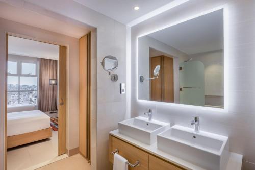 达曼Residence Inn by Marriott Dammam的浴室设有2个水槽和镜子