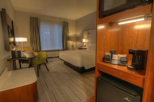 加特林堡Fairfield Inn & Suites by Marriott Gatlinburg Downtown的酒店客房设有一间带一张床和一张书桌的卧室