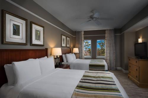 默特尔比奇万豪大沙丘观洋别墅酒店的酒店客房设有两张床和窗户。