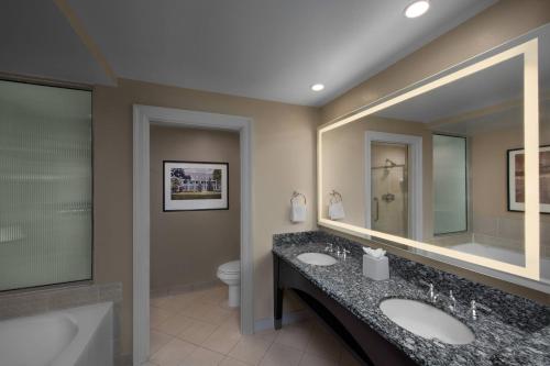 默特尔比奇万豪大沙丘观洋别墅酒店的一间带两个盥洗盆、浴缸和卫生间的浴室