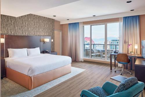 温哥华温哥华市中心万豪费尔菲尔德酒店的配有一张床和一张书桌的酒店客房