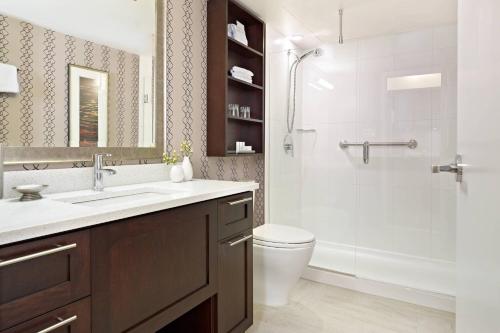 温哥华温哥华市中心万豪费尔菲尔德酒店的带淋浴、盥洗盆和卫生间的浴室