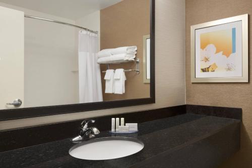 科罗拉多斯普林斯科罗拉多斯普林斯空军学院费尔菲尔德酒店的一间带水槽和镜子的浴室