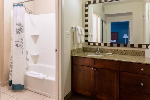 巴吞鲁日Residence Inn by Marriott Baton Rouge near LSU的带浴缸、水槽和镜子的浴室