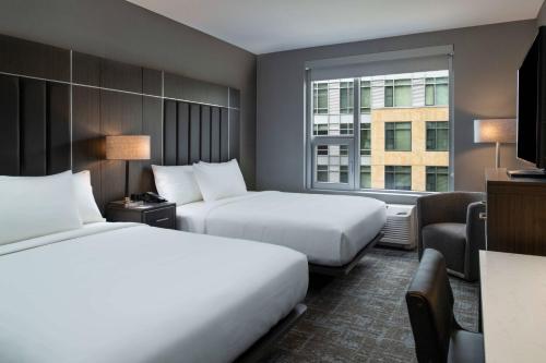 梅德福Fairfield by Marriott Inn & Suites Boston Medford的酒店客房设有两张床和窗户。