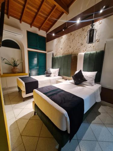 圣玛尔塔Casa Blanca del Mar的一间卧室,配有两张床