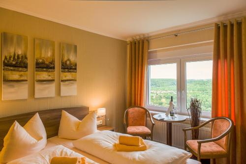 巴特克森维勒慕斯伯格酒店的酒店客房设有床和窗户。