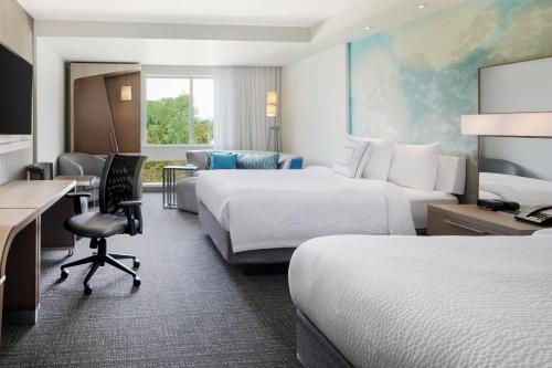 韦恩韦恩费尔菲尔德万怡酒店的酒店客房配有两张床和一张书桌