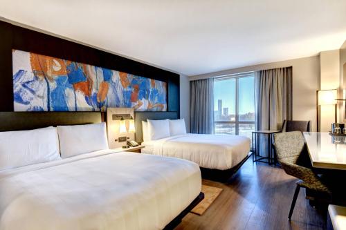 塔尔萨图尔萨南山万豪酒店的酒店客房设有两张床和大窗户。