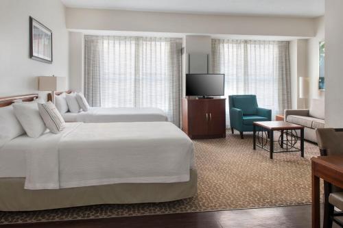 华盛顿华盛顿特区市中心Residence Inn酒店的酒店客房设有两张床和一台平面电视。