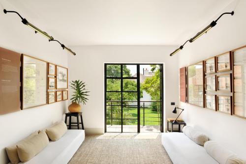 约翰内斯堡Satyagraha House的客厅配有白色沙发和窗户