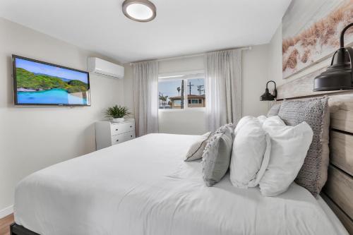 奥欣赛德Tower 9 #4的白色卧室配有一张带枕头的大白色床