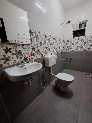 TivimD'souza's Guest House的一间带水槽和卫生间的浴室