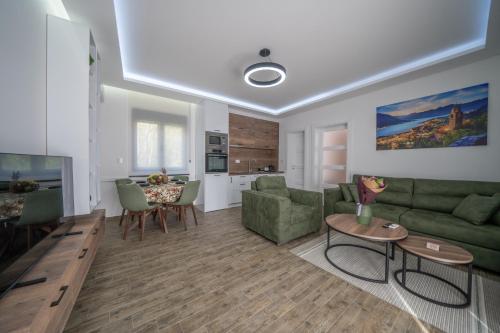 科托尔Marea DeLuxe Apartments的客厅配有绿色沙发和桌子