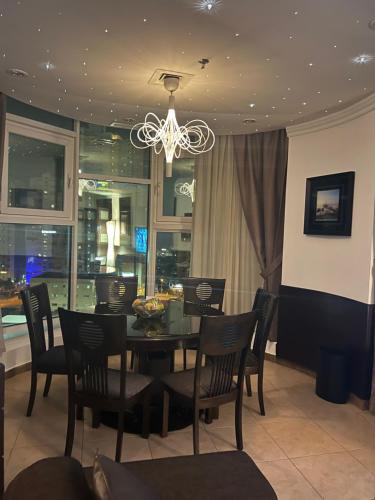 科威特Bneid Al Gar Penthouse Entire Apartment 3 Bedroom Family Only的一间带桌椅和吊灯的用餐室