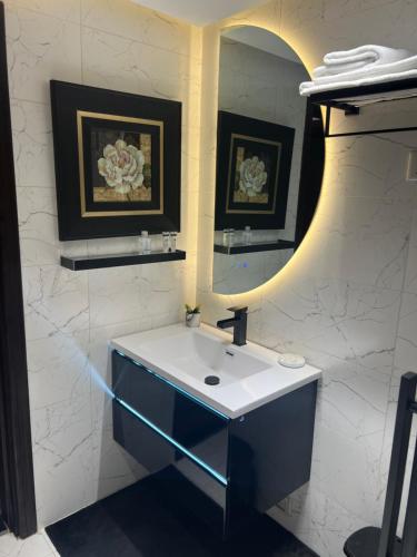 科威特Bneid Al Gar Penthouse Entire Apartment 3 Bedroom Family Only的一间带水槽和镜子的浴室