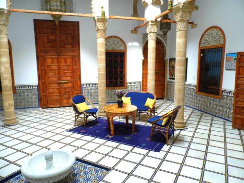 塞拉马尔科安达卢斯摩洛哥传统庭院住宅的大楼内带桌椅的房间