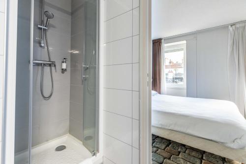 克莱蒙费朗瑶德达夫酒店的带淋浴的白色浴室和1张床