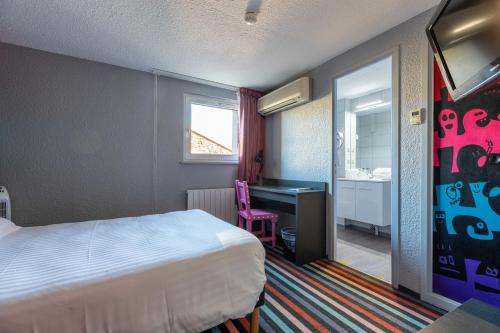 克莱蒙费朗瑶德达夫酒店的配有一张床和一张书桌的酒店客房