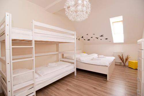 韦尔卡鲁穆尼卡Apartmán Lomnica - Vysoké Tatry的一间卧室设有两张双层床和吊灯。