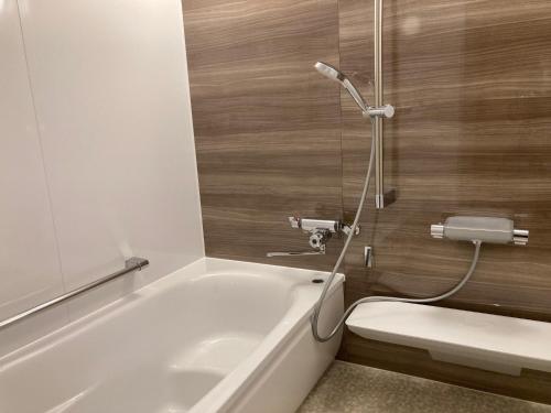 岐阜公园酒店的带浴缸的浴室