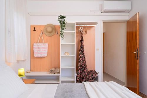 赫瓦尔Guesthouse Novak的一间卧室配有一张床和一个衣柜