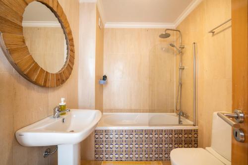 纳扎雷Big Wave Front Row - Two Bedroom的带浴缸、水槽和镜子的浴室