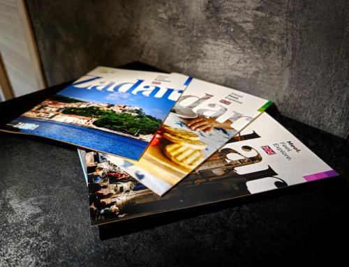 扎达尔Solemar Luxury Rooms的坐在桌子上的一个杂志