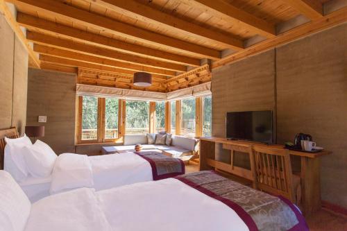 列城Ladakh Eco Resort的大房间设有两张床和电视