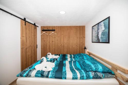 什科菲亚洛卡Apartment in Škofja Loka的一间卧室配有一张带蓝白色毯子的床