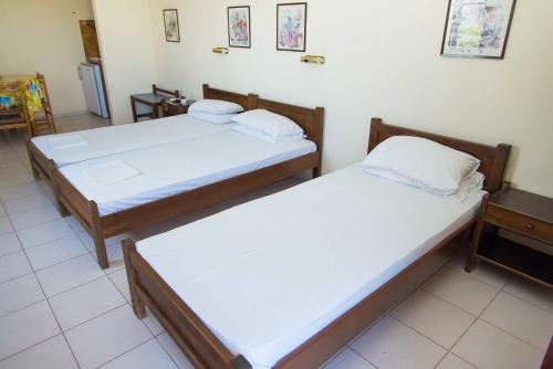 拉基索拉Fokion Studios的双床间设有2张单人床。