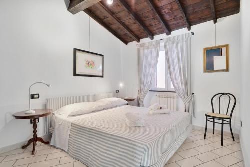 克里日亚Il Borgo dei Ricordi, Terre Marine的一间卧室配有一张床、一张桌子和一个窗户。