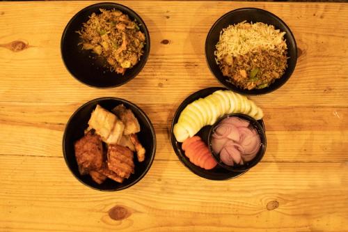 瓦加蒙TENT LIFE的木桌上放三碗食物