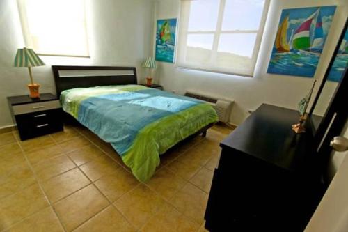 法哈多Pena Mar Ocean Club Best Views的卧室配有一张床、一张书桌和窗户。