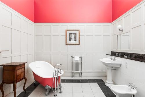 波特帕特里克弗赫里酒店的一间带红色天花板、浴缸和水槽的浴室