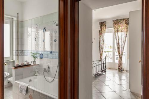 福尔米亚A Casa Scipione的带浴缸和盥洗盆的浴室