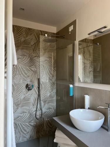 菲诺德尔德尔蒙特花园酒店的浴室配有白色水槽和淋浴。
