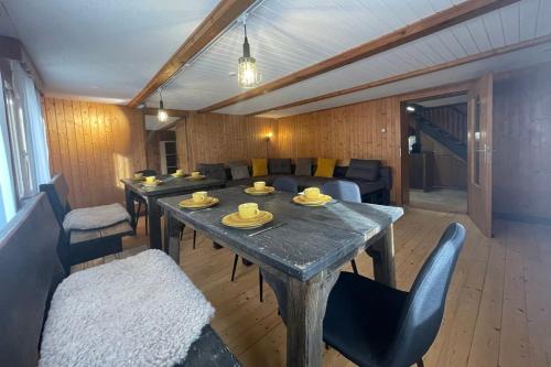 Valens5.5-room apartment (Muntaluna Lodge)的客厅配有桌子和沙发