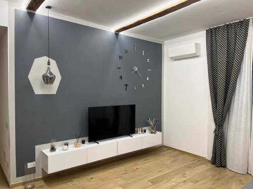 斯培西亚Suite ZEUS的一间客厅,客厅的蓝色墙壁上配有电视