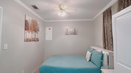 沃尔顿堡滩310 Priscilla Dr Apartment的一间位于客房内的蓝色床卧室