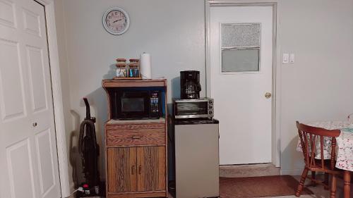 沃尔顿堡滩310 Priscilla Dr Apartment的厨房配有微波炉、冰箱和微波炉。
